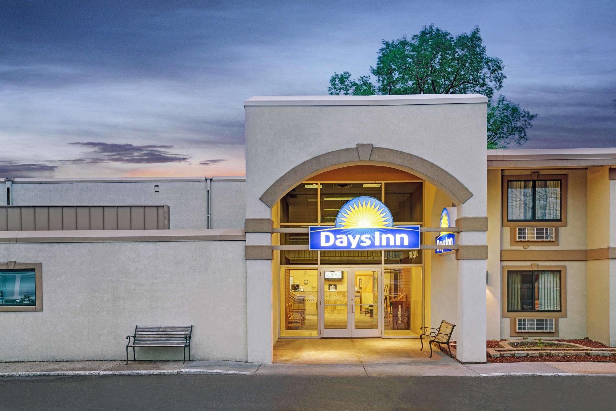 Days Inn By Wyndham Bloomington West Exterior foto